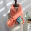 Plüschiger Kinder-Schal in Korallenrosa mit niedlichem grünem 3D-Dinosaurier-Motiv - Dinosaurier Orange