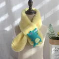 Gelber Kinder-Plüschschal mit Dino-Motiv aus weichem Kunstfell und praktischem Steckverschluss - Krokodil Blassgelb