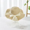 Detail of woven straw hat featuring delicate white lace ribbon with floral embroidery - S Kids / Grid Bow Ribbon (Ruffled Edge) / Beige