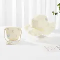 Detail von Strohhut und Tasche mit bunten Schmetterlingsstickereien für kleine Mädchen - Milchweiß