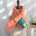 Warmer Kinder-Plüschschal in Koralle mit süßem Krokodil-Aufnäher und Kreuzverschluss - Krokodil Orange