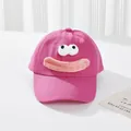 Detailaufnahme der rosa Baseballkappe mit 3D-Augen und Plüsch-Lippen im Cartoon-Stil - Rosarot (Rosa Lippen)