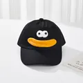 Detail einer süßen schwarzen Baseballkappe mit großen 3D-Augen und orangen Plüschlippen - Kinder S / Schwarz (Orange Lippen)