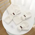 Winter Plüschschal und Fäustlinge Set in Weiß mit Wellenstruktur und Bären-Lederetikett - Schal Und Fäustlinge / Gebrochenes Weiß