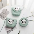 Detalle de bolsos de paja verde menta con panda de peluche 3D y correa larga tejida - Bolso Pequeño Regular / Verde
