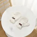 Winter-Fausthandschuhe in Off-White mit Wellentextur und Leder-Bärenetikett für Wärme - Einheitsgröße / Creme