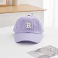 Detail der hellvioletten Baumwoll-Baseballkappe mit hochwertiger weißer R-Buchstaben-Stickerei - Hellviolett