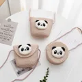 Detalle de bolsos de paja para niños con parches de panda de peluche y correas rosas - Bolso Pequeño Regular / Rosa