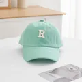 Detail der mintgrünen Baumwoll-Baseballkappe mit weißem R-Buchstaben aus Frottee - Hellgrün