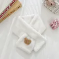 Sciarpa bianca in finta pelliccia di coniglio con un simpatico orsetto di peluche - Set genitore-bambino / Bianco Sporco