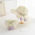 Detail von Strohhut und Tasche mit grünen Bandschleifen und Tulpenanhängern - Lila Tulpe - Cremeweiß