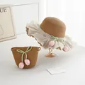 Dettaglio del set cappello e borsa di paglia con tulle crema e fiori di tulipano in tessuto - Cappello e Borsa a Tracolla per Bambini / Tulipano Rosa - Cachi