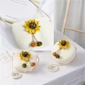 Witte geweven stro schoudertas voor meisjes met gele zonnebloem en kleurrijke pompons - Melkwit - Pompoen Zonnebloem