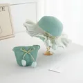 Dettaglio cappello di paglia verde menta e borsa abbinata con pizzo e ciondolo a tulipano - Cappello e Borsa a Tracolla per Bambini / Tulipano Blu - Verde