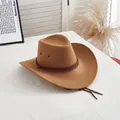 Detail eines braunen Western-Filzhutes mit geflochtenem Seil und verstellbarem Kinnriemen - M (58-60cm) / Khaki