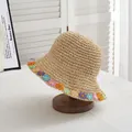 Detail eines handgewebten Strohhuts mit bunten gehäkelten Blumendekorationen - Bunte Spitze-Beige