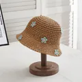 Detailaufnahme vom gewebten Strohhut mit pastellfarbenen Spitzenblumen auf Holzständer - S Kinder (50-52cm) / Grüne Blume-Khaki