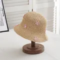 Detail der beige Strohhut-Gewebe mit zarter 3D-Stickerei von rosa Blumen - S Kinder (50-52cm) / Rosa Blume-Beige