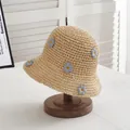 Handgefertigter beige Strohhut mit Gänseblümchen auf Holzständer für Sonnenschutz - Hohle Blaue Blume-Beige