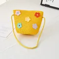 Détail de fleurs au crochet colorées sur un sac seau en paille tressée jaune fille - Jaune