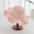 Sombrero de paja rosa de ala ancha para mujer con perlas y detalle de lazo elegante - M / Rosa