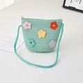 Detail der mintgrünen Strohtasche mit bunten Häkelblumen und Reißverschluss - Grün