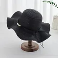 Elegante sombrero de paja negro de ala ancha con perlas y lazo para vacaciones en la playa - M / Negro