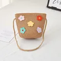 Detailansicht der handgefertigten Strohtasche mit bunten Häkelblumen und Trageriemen - Khaki