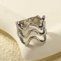 Moderne drielaagse golvende ring van roestvrij staal met gepolijste zilveren finish - US 6 / Staalkleur