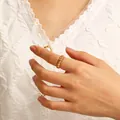 Vista detallada del anillo de calavera dorado vintage con texturas finas en la mano - US 7 / Rosa oro