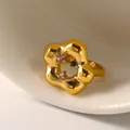 Schicker goldener Titanstahlring in Blütenform mit drei kleinen Edelsteinen - US 6 / Gold mit buntem Zirkon