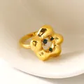 Eleganter goldener Trichterblumen-Ring mit grünen Edelsteinen und hohlem Blumendesign - US 6 / Gold Grüner Zirkonia