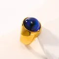 Détail d'une bague large plaquée or 18 carats avec une grande pierre précieuse bleu foncé - US 7 / Or Œil Bleu