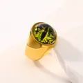 Gros plan d'une bague œil maléfique plaquée or avec pierre œil de chat sur pierre blanche - US 7 / Or Œil Jaune