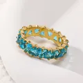 Détail de zircons bleus en cœur sertis sur un anneau en acier titane doré 18 carats - Or Zircon Bleu Aqua