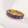 Vue macro d'une bague en or titane sertie de cristaux violets de taille triangulaire - Or Zirconium Violet