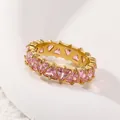 Détail d'une bague en titane or 18k sertie de zircons roses taillés en triangle - Or Zircon Rose