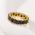 Detalle macro de anillo de titanio chapado en oro 18k con piedras negras triangulares - US 6 / Oro Circonita Negra