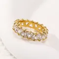 Detalle de anillo de titanio chapado en oro 18k con circonitas de corte triangular - US 6 / Dorado Circonita Blanca