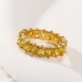 Gros plan d'une bague en titane plaqué or 18k avec cristaux jaunes à taille triangle - Or Zircon Jaune