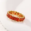 Détail d'une bague plaquée or 18 carats sertie de pierres orange de taille triangulaire - Or Zircon Orange