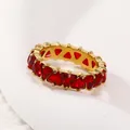 Anillo de acero de titanio chapado en oro de 18k con gemas rojas de corte triangular - US 6 / Oro Circonita Roja