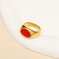 Gedetailleerde close-up van een gouden brede ring met een vintage rood ovaal email - US 6 / Goud Rood Oliedruppel