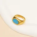 Macro-opname van een goudkleurige onregelmatige ring met blauwe emaille inleg - Goud Blauw Email