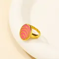 Nahaufnahme eines rosafarbenen Emaille-Rings mit 18 Karat Vergoldung auf Keramik - US 6 / Gold Rosa Emaille