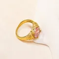 Dettaglio dell'anello vintage in titanio dorato con zircone rosa e texture a coste - Oro Rosa