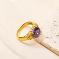 Vista macro dell'anello vintage dorato con grande pietra di zircone viola centrale - US 6 / Oro Pietra Viola
