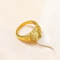 Vista dettagliata della gemma gialla e della texture a righe sull'anello dorato - Oro Gemma Gialla