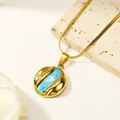 Detail eines 18k vergoldeten runden Anhängers mit blauem Emaille an einer Schlangenkette - Gold Blau Emaille