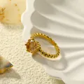 Glinsterende 18k vergulde titanium ring met barnsteen edelsteen op een schelp - Goud Champagne Zirkonia
